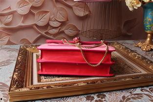 宝格丽蛇头包明星同款,明星同款引领时尚潮流新风向