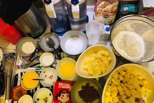 女明星举蛋糕,女明星举蛋糕的温馨时刻